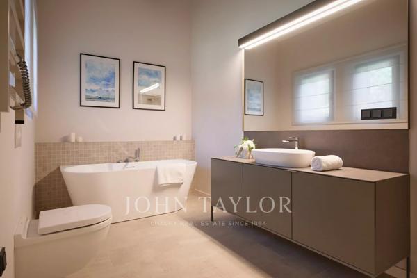 Luxueuse propriété en pierres avec vue jusqu'à la mer