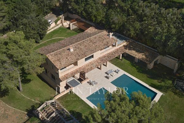 Luxueuse propriété en pierres avec vue jusqu'à la mer