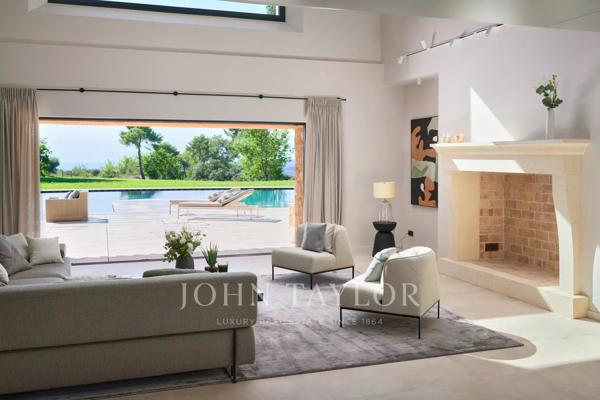 Luxueuse propriété en pierres avec vue jusqu'à la mer