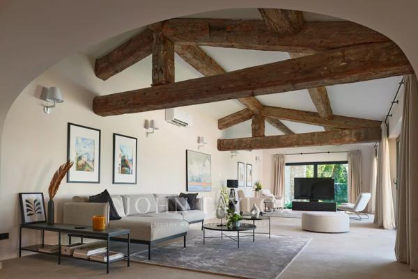 Luxueuse propriété en pierres avec vue jusqu'à la mer