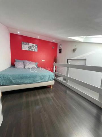 Coup de cœur assuré ! Charmante maison T3 de 51 m² (41 m² Carrez) à deux pas de la mer, place de parking privatif.

Située dans le quartier prisé, recherché et particulièrement calme de Bottaï à Port-de-Bouc, cette maison baignée de charme offre un cadre de vie idéal, à seulement 100 mètres de la Méditerranée. Entièrement rénovée avec goût, elle ne nécessite aucun travaux et propose de belles prestations décoratives.

Le bien se compose de la manière suivante :

Pièce de vie lumineuse : Un séjour convivial de 15 m² avec cuisine ouverte, entièrement aménagée et équipée.

Espace salon : Un salon chaleureux de 14 m² baigné de lumière, s'ouvrant directement sur l'extérieur.

Coin nuit : Une chambre confortable en mezzanine.

Espaces pratiques : Une belle salle d'eau moderne et une buanderie fonctionnelle.

Côté extérieur :
Profitez d'un agréable jardin privatif à l'arrière, parfait pour vos moments de détente en toute tranquillité. Deux cabanons extérieurs viennent compléter ce bien, offrant de précieux espaces de rangement ou de bricolage.

Idéal premier achat, pied-à-terre ou investissement locatif rare sur le secteur.

Contactez nous dès maintenant pour organiser une visite et découvrir ce petit coin de paradis.