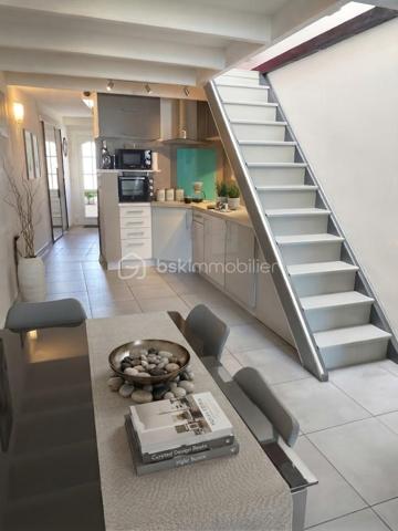 Coup de cœur assuré ! Charmante maison T3 de 51 m² (41 m² Carrez) à deux pas de la mer, place de parking privatif.

Située dans le quartier prisé, recherché et particulièrement calme de Bottaï à Port-de-Bouc, cette maison baignée de charme offre un cadre de vie idéal, à seulement 100 mètres de la Méditerranée. Entièrement rénovée avec goût, elle ne nécessite aucun travaux et propose de belles prestations décoratives.

Le bien se compose de la manière suivante :

Pièce de vie lumineuse : Un séjour convivial de 15 m² avec cuisine ouverte, entièrement aménagée et équipée.

Espace salon : Un salon chaleureux de 14 m² baigné de lumière, s'ouvrant directement sur l'extérieur.

Coin nuit : Une chambre confortable en mezzanine.

Espaces pratiques : Une belle salle d'eau moderne et une buanderie fonctionnelle.

Côté extérieur :
Profitez d'un agréable jardin privatif à l'arrière, parfait pour vos moments de détente en toute tranquillité. Deux cabanons extérieurs viennent compléter ce bien, offrant de précieux espaces de rangement ou de bricolage.

Idéal premier achat, pied-à-terre ou investissement locatif rare sur le secteur.

Contactez nous dès maintenant pour organiser une visite et découvrir ce petit coin de paradis.