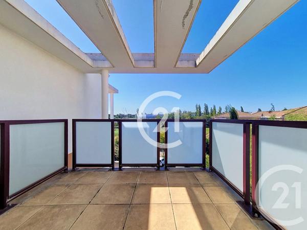 Appartement T4 à vendre  5 pièces - 80 m 2   ST MARTIN DE CRAU  - 13