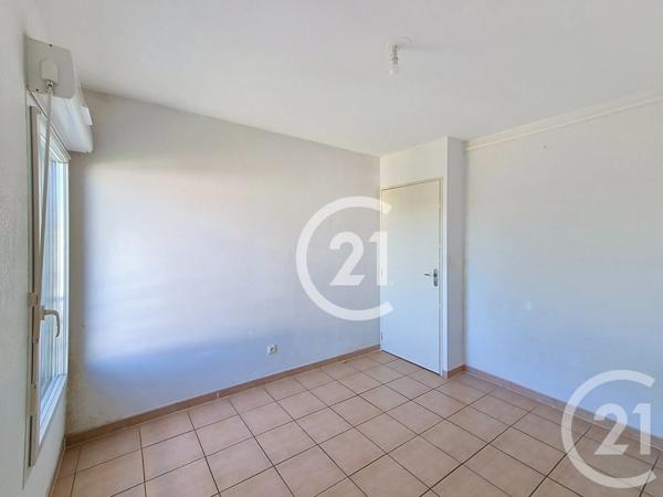 Appartement T4 à vendre  5 pièces - 80 m 2   ST MARTIN DE CRAU  - 13