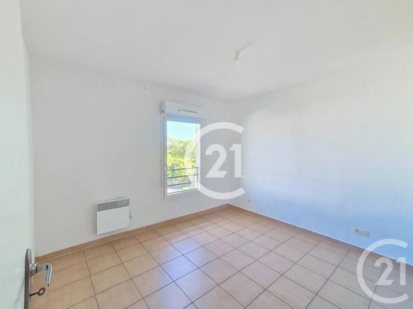 Appartement T4 à vendre  5 pièces - 80 m 2   ST MARTIN DE CRAU  - 13
