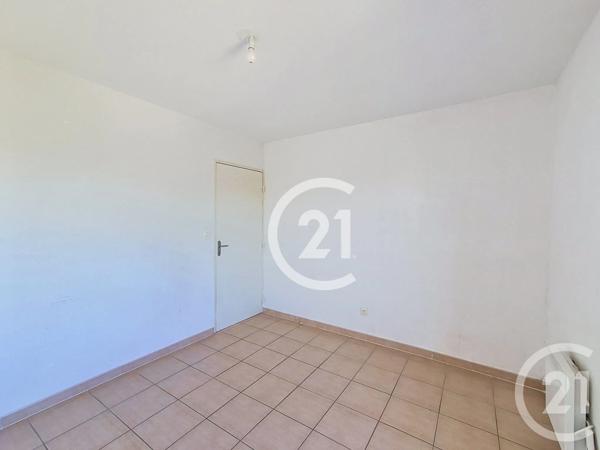 Appartement T4 à vendre  5 pièces - 80 m 2   ST MARTIN DE CRAU  - 13