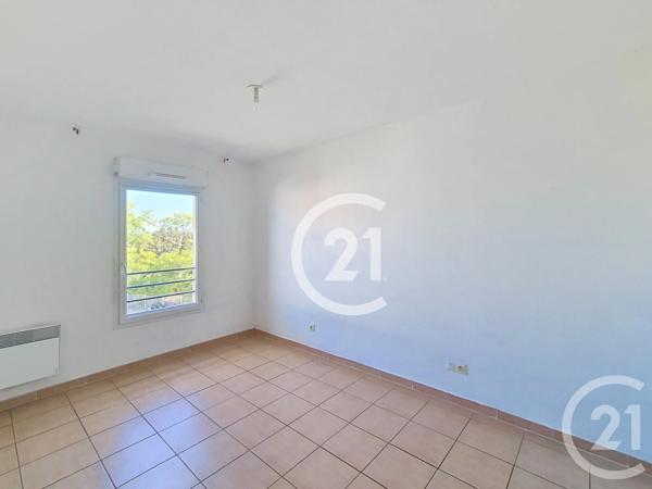 Appartement T4 à vendre  5 pièces - 80 m 2   ST MARTIN DE CRAU  - 13