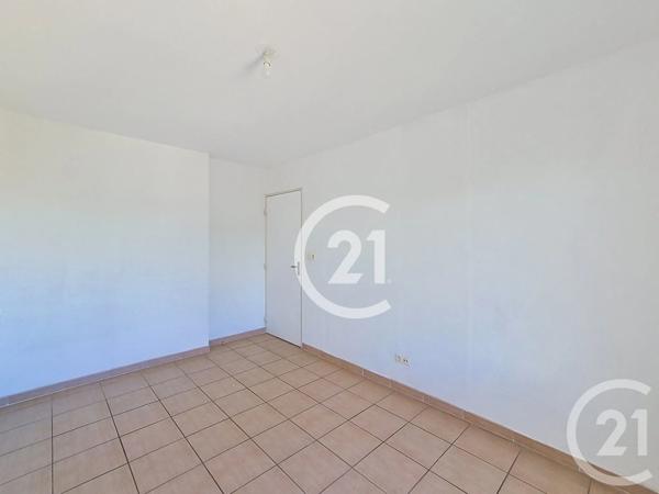 Appartement T4 à vendre  5 pièces - 80 m 2   ST MARTIN DE CRAU  - 13