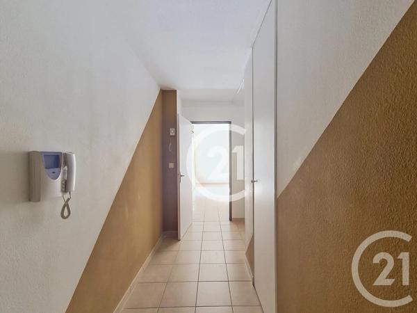 Appartement T4 à vendre  5 pièces - 80 m 2   ST MARTIN DE CRAU  - 13