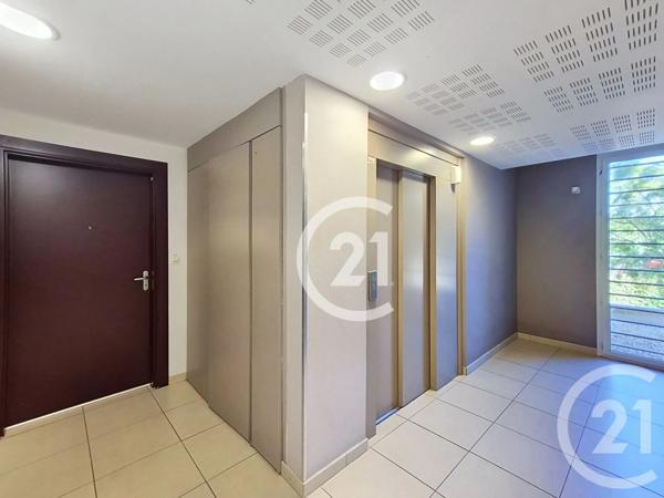 Appartement T4 à vendre  5 pièces - 80 m 2   ST MARTIN DE CRAU  - 13