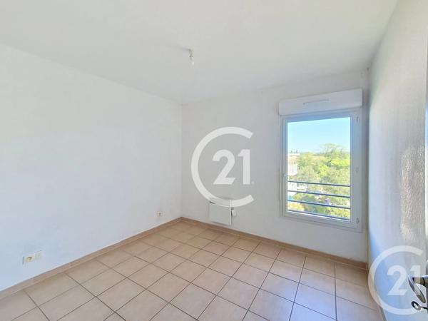 Appartement T4 à vendre  5 pièces - 80 m 2   ST MARTIN DE CRAU  - 13