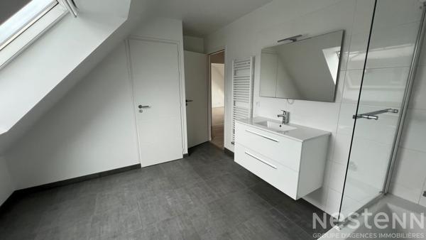 Maison récente de 2020 avec vie de plain-pied, garage et jardin paysager clos