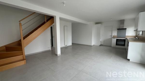 Maison récente de 2020 avec vie de plain-pied, garage et jardin paysager clos