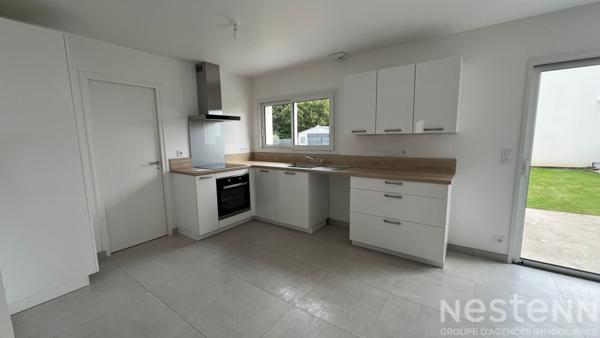 Maison récente de 2020 avec vie de plain-pied, garage et jardin paysager clos