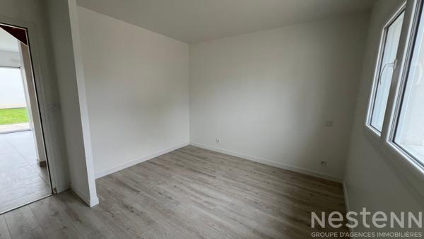 Maison récente de 2020 avec vie de plain-pied, garage et jardin paysager clos