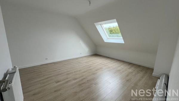 Maison récente de 2020 avec vie de plain-pied, garage et jardin paysager clos