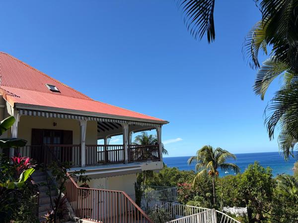 Deshaies (97126) Villa F6 + 2 logements F2,dans les hauteurs du bourg de DESAIES, avec magnifique vue mer.