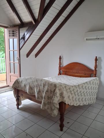 Deshaies (97126) Villa F6 + 2 logements F2,dans les hauteurs du bourg de DESAIES, avec magnifique vue mer.