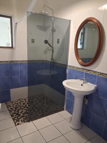 Deshaies (97126) Villa F6 + 2 logements F2,dans les hauteurs du bourg de DESAIES, avec magnifique vue mer.