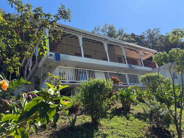 Deshaies (97126) Villa F6 + 2 logements F2,dans les hauteurs du bourg de DESAIES, avec magnifique vue mer.