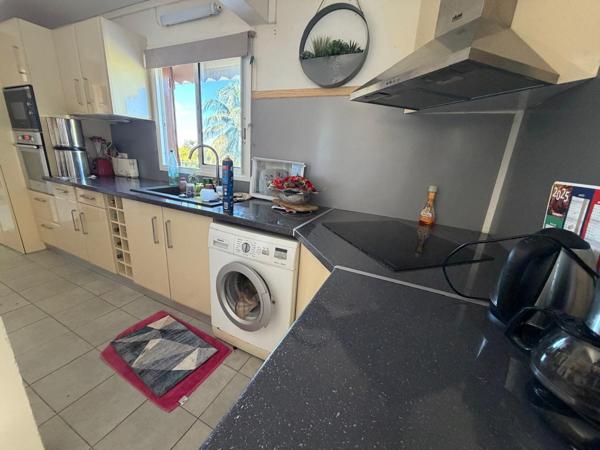 Deshaies (97126) Villa F6 + 2 logements F2,dans les hauteurs du bourg de DESAIES, avec magnifique vue mer.