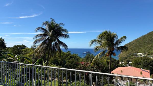 Deshaies (97126) Villa F6 + 2 logements F2,dans les hauteurs du bourg de DESAIES, avec magnifique vue mer.
