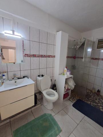 Deshaies (97126) Villa F6 + 2 logements F2,dans les hauteurs du bourg de DESAIES, avec magnifique vue mer.