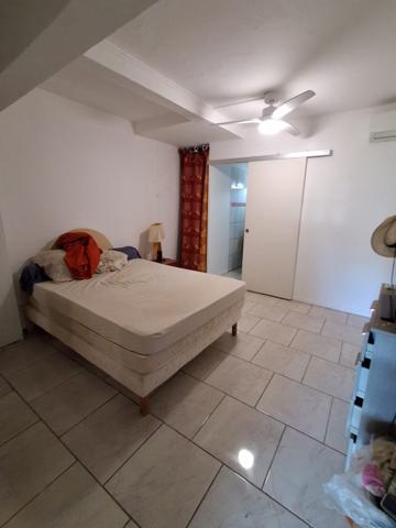 Deshaies (97126) Villa F6 + 2 logements F2,dans les hauteurs du bourg de DESAIES, avec magnifique vue mer.