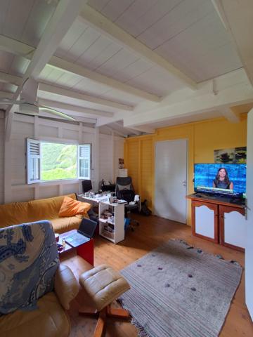 Deshaies (97126) Villa F6 + 2 logements F2,dans les hauteurs du bourg de DESAIES, avec magnifique vue mer.