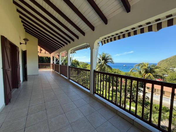 Deshaies (97126) Villa F6 + 2 logements F2,dans les hauteurs du bourg de DESAIES, avec magnifique vue mer.