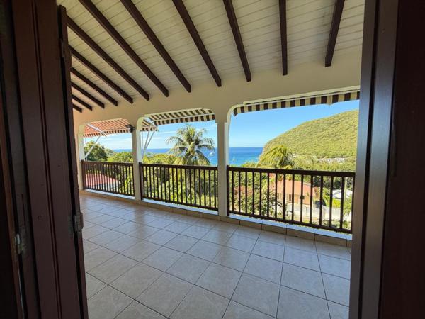 Deshaies (97126) Villa F6 + 2 logements F2,dans les hauteurs du bourg de DESAIES, avec magnifique vue mer.