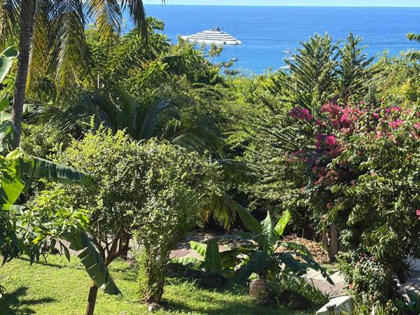 Deshaies (97126) Villa F6 + 2 logements F2,dans les hauteurs du bourg de DESAIES, avec magnifique vue mer.