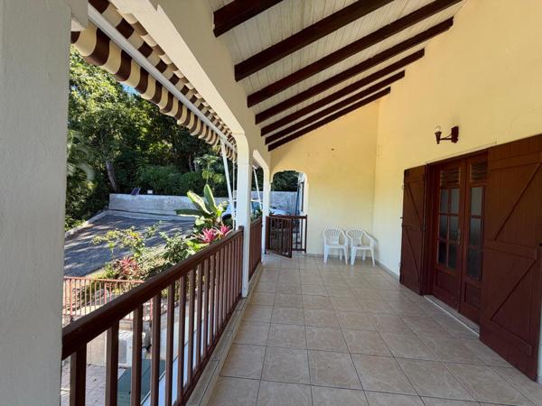 Deshaies (97126) Villa F6 + 2 logements F2,dans les hauteurs du bourg de DESAIES, avec magnifique vue mer.