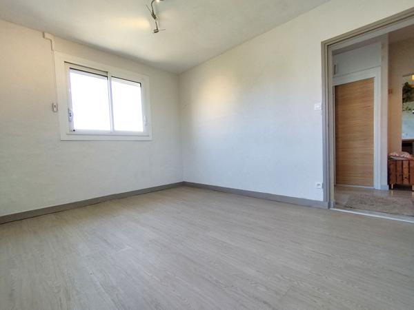 Maison familiale à la Ville aux Dames proche écoles, commerces, Fil Bleu, Gare TGV, tram