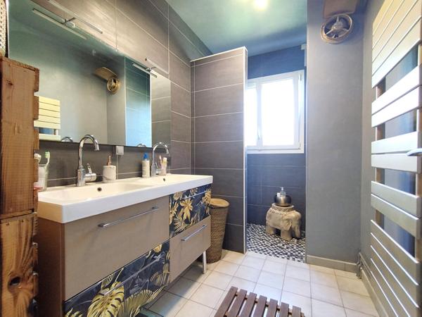 Maison familiale à la Ville aux Dames proche écoles, commerces, Fil Bleu, Gare TGV, tram