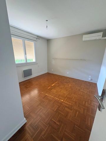 Location                                                      Appartement
                        
                     5 pièces                      108 m2                     à Guilherand-Granges