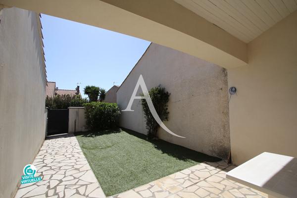 PALAVAS-LES-FLOTS - RIVE DROITE - CHARMANTE MAISON ENTIÈREMENT RÉNOVÉE ET CLIMATISÉE - 86 M2 ENVIRON - ACCES DIRECT AU CANAL - 3 CHAMBRES + MEZZANINE - GARAGE - TERRAIN DE 191 M²
