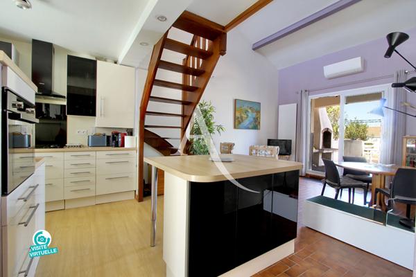 PALAVAS-LES-FLOTS - RIVE DROITE - CHARMANTE MAISON ENTIÈREMENT RÉNOVÉE ET CLIMATISÉE - 86 M2 ENVIRON - ACCES DIRECT AU CANAL - 3 CHAMBRES + MEZZANINE - GARAGE - TERRAIN DE 191 M²