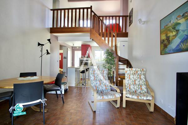 PALAVAS-LES-FLOTS - RIVE DROITE - CHARMANTE MAISON ENTIÈREMENT RÉNOVÉE ET CLIMATISÉE - 86 M2 ENVIRON - ACCES DIRECT AU CANAL - 3 CHAMBRES + MEZZANINE - GARAGE - TERRAIN DE 191 M²