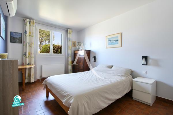 PALAVAS-LES-FLOTS - RIVE DROITE - CHARMANTE MAISON ENTIÈREMENT RÉNOVÉE ET CLIMATISÉE - 86 M2 ENVIRON - ACCES DIRECT AU CANAL - 3 CHAMBRES + MEZZANINE - GARAGE - TERRAIN DE 191 M²