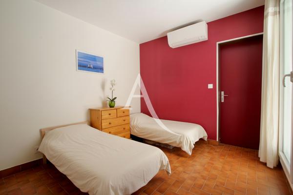 PALAVAS-LES-FLOTS - RIVE DROITE - CHARMANTE MAISON ENTIÈREMENT RÉNOVÉE ET CLIMATISÉE - 86 M2 ENVIRON - ACCES DIRECT AU CANAL - 3 CHAMBRES + MEZZANINE - GARAGE - TERRAIN DE 191 M²