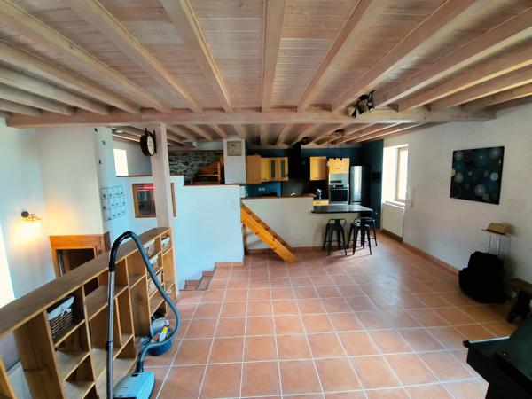 À louer – Maison en pierre rénovée meublée avec terrain – Saint-Romain-en-Jarez**