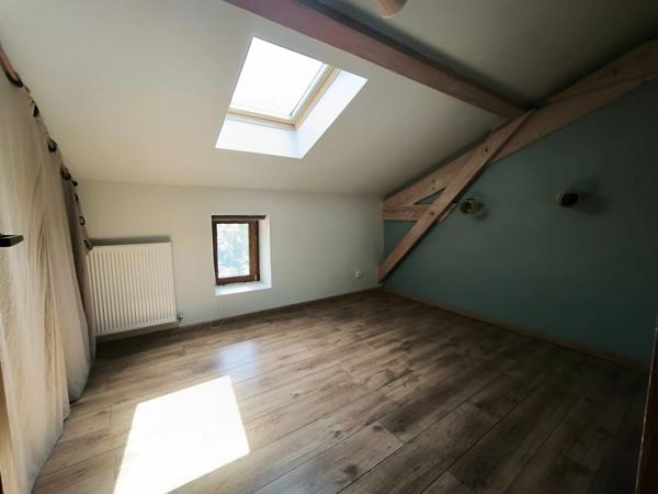 À louer – Maison en pierre rénovée meublée avec terrain – Saint-Romain-en-Jarez**