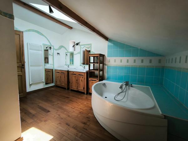 À louer – Maison en pierre rénovée meublée avec terrain – Saint-Romain-en-Jarez**