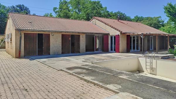 maison individuelle avec grand jardin et piscine