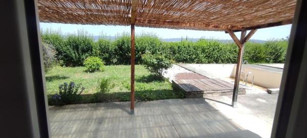 maison individuelle avec grand jardin et piscine