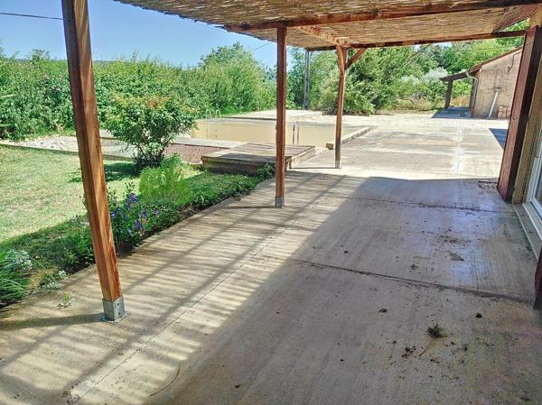 maison individuelle avec grand jardin et piscine