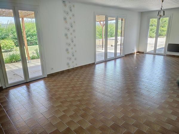 maison individuelle avec grand jardin et piscine