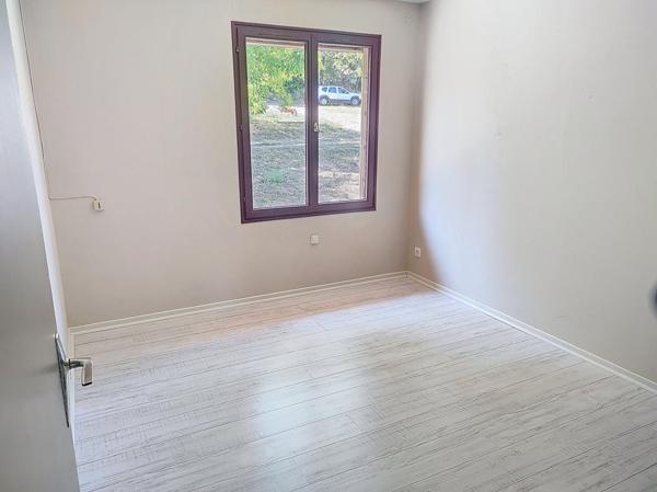 maison individuelle avec grand jardin et piscine