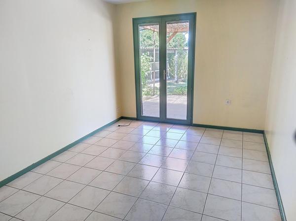 maison individuelle avec grand jardin et piscine